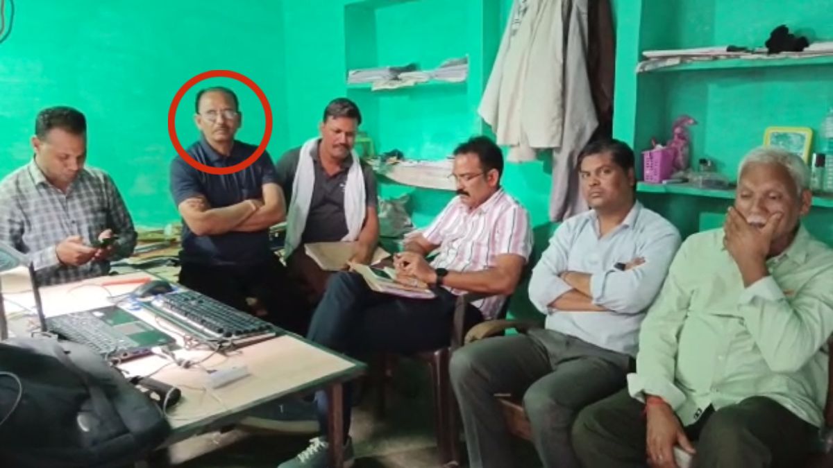 MP में रिश्वत लेते पकड़ाया पटवारी: जमीन के फौती नामांतरण करने के बदले मांगे पैसे, पहले भी घूस लेते हो चुका है गिरफ्तार