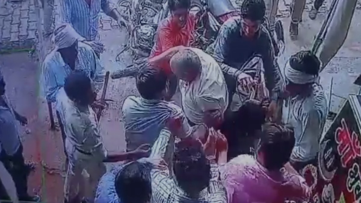 दुकान में घुसकर दुकानदार से की मारपीट: बाइक टकराने को लेकर हुआ था विवाद, घटना CCTV कैमरे में कैद, केस दर्ज  