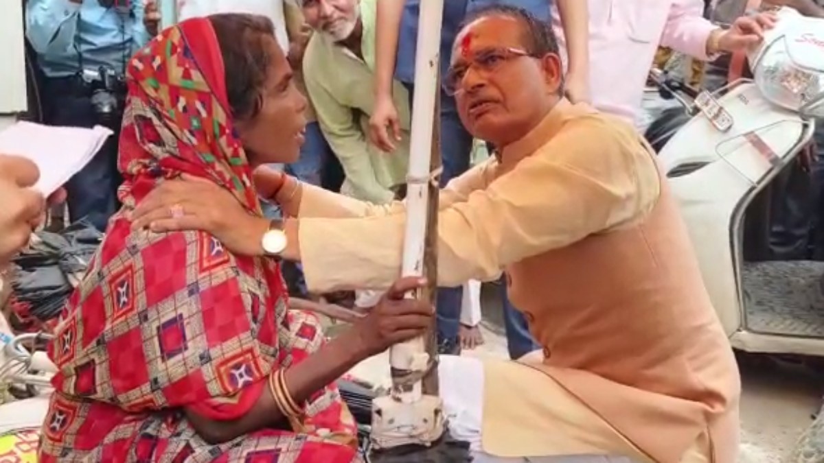 CM शिवराज का अनोखा अंदाज VIDEO: फुटपाथ पर छाता सुधारने वाली महिला का जाना हालचाल, मदद मांगने पर 50 हजार की सहायता राशि दी  