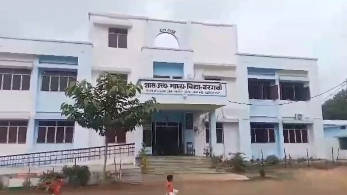 सीएम राइज स्कूल के प्रार्थना सभा में भारत माता की जय की बजाए शिक्षक ने लगवाए जय भीम के नारे, कलेक्टर ने दिए जांच के आदेश 