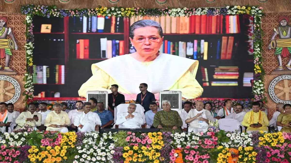 Sonia Gandhi का VIDEO संदेश: न्याय योजनाओं के हितग्राहियों को दी शुभकामनाएं, CM बघेल ने किसान, मजदूर, गरीब और गौपालकों के खाते में डाले 2055.60 करोड़