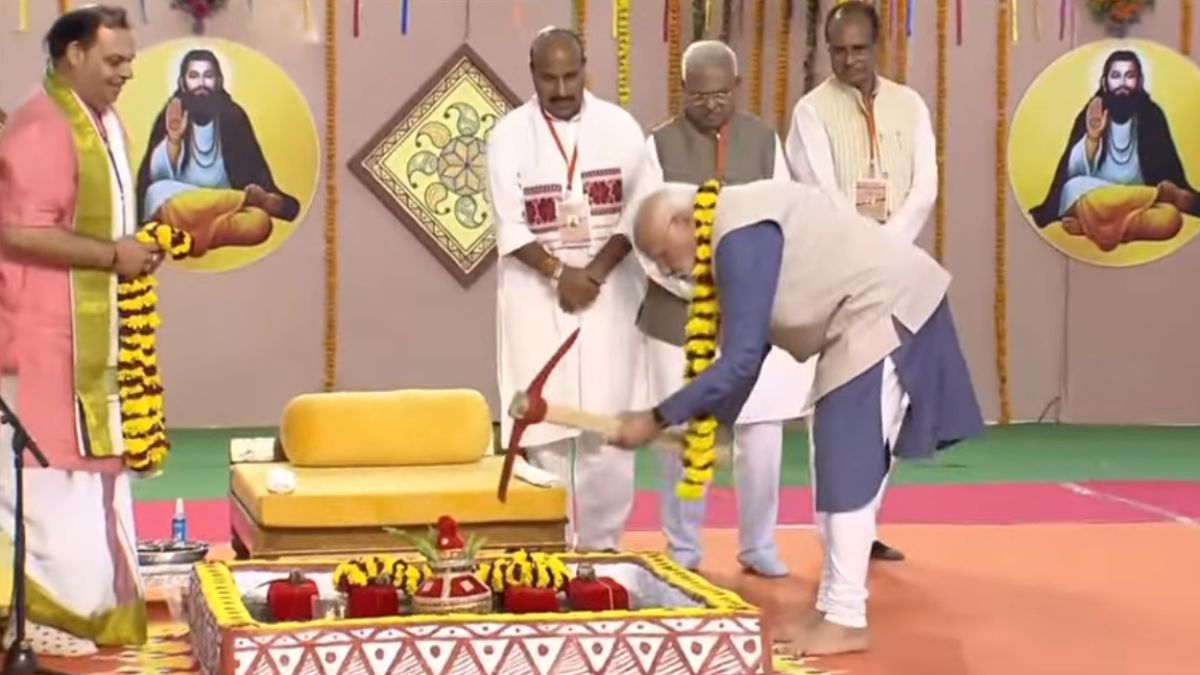 PM Modi MP Tour: पीएम मोदी ने संत रविदास मंदिर का किया भूमिपूजन, अतिरिक्त रेल लाइन और सड़क परियोजना की भी दी सौगात