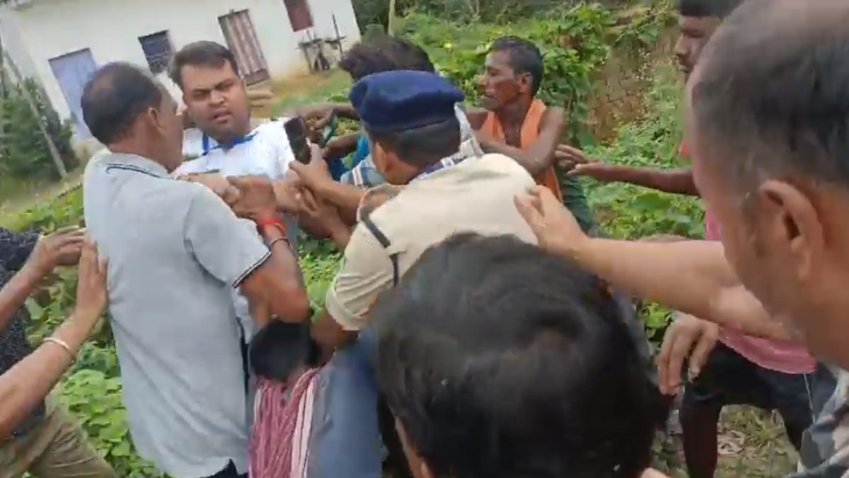 MP में पटवारी की पिटाई, VIDEO: पुलिस के सामने जमकर पीटा, भूमाफिया ने फर्जी रजिस्ट्री कराकर बेचा घर, सदमे से हुई ग्रामीण की मौत