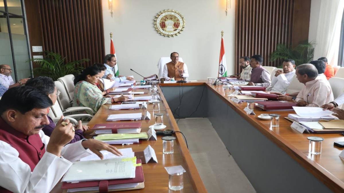 पेंशनर्स के महंगाई भत्ते में बढ़ोतरी: शिवराज कैबिनेट में लगी मुहर, पुलिसकर्मियों को हर माह 15 लीटर पेट्रोल की राशि समेत इन प्रस्तावों को मिली मंजूरी