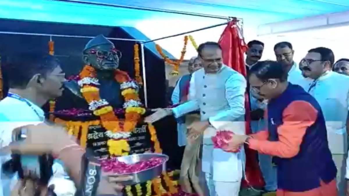 CM शिवराज ने सुभाष चंद्र बनर्जी की मूर्ति का किया अनावरण: बोले- यह मेरा सौभाग्य, मुझे ऐसे महान नेता की मूर्ती का अनावरण करने का मौका मिला