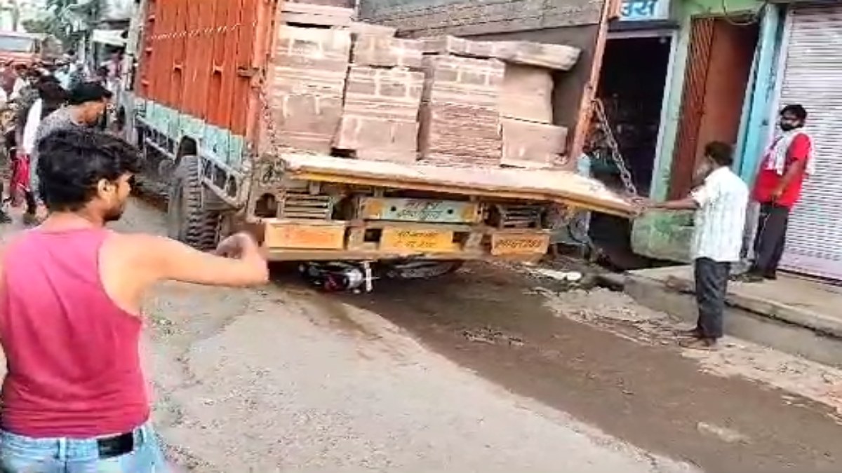 VIDEO: जब चढ़ाई पर ओवरलोड ट्रक का हुआ ब्रेक फेल, फिर जो हुआ वो आप खुद देख लीजिए    