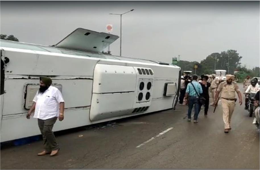 रामा मंडी हाईवे पर भयानक सड़क हादसा, फ्लाईओवर चढ़ने के दौरान सवारियों से भरी बस पलटी, मची चीख पुकार