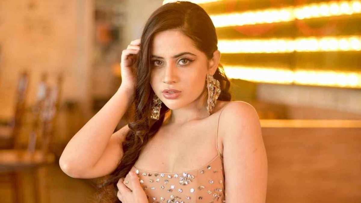 Urfi Javed को लोगों ने कहा थोड़ी तो शर्म करो, बिन कपड़े के नजर आईं मॉडल …