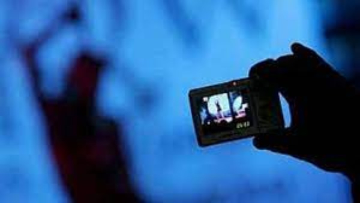 पति की घिनौनी करतूत: घर में CCTV लगाकर पत्नी का बनाया अश्लील वीडियो, फिर कर दिया वायरल, केस दर्ज   