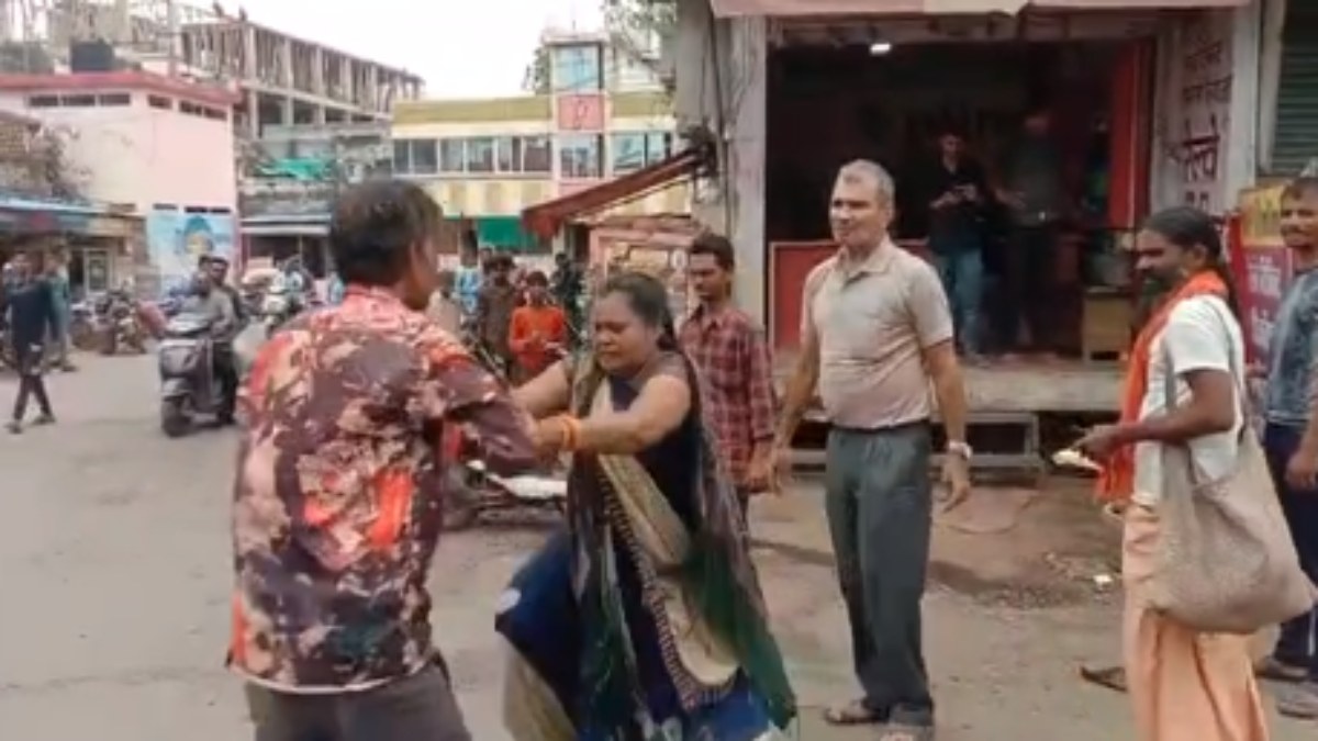 मनचले को महिला ने सिखाया सबक: छेड़खानी करने पर बीच सड़क जमकर की पिटाई, VIDEO वायरल  