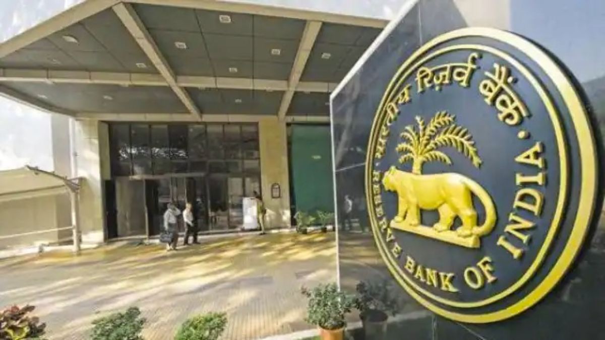 RBI Repo Rate: लोनधारकों को हो सकती है परेशानी, रेपो रेट बढ़ा सकता है आरबीआई
