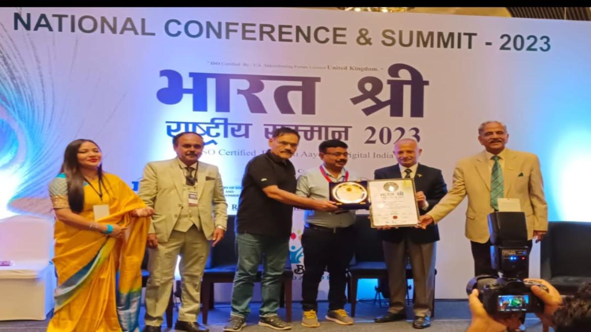 Bharat Shree National Award 2023: गिरीश कुमार शर्मा का इंदौर में हुआ सम्मान, एयर मार्शल, एयर फोर्स और लेफ्टिनेंट जनरल के हाथों मिला सम्मान