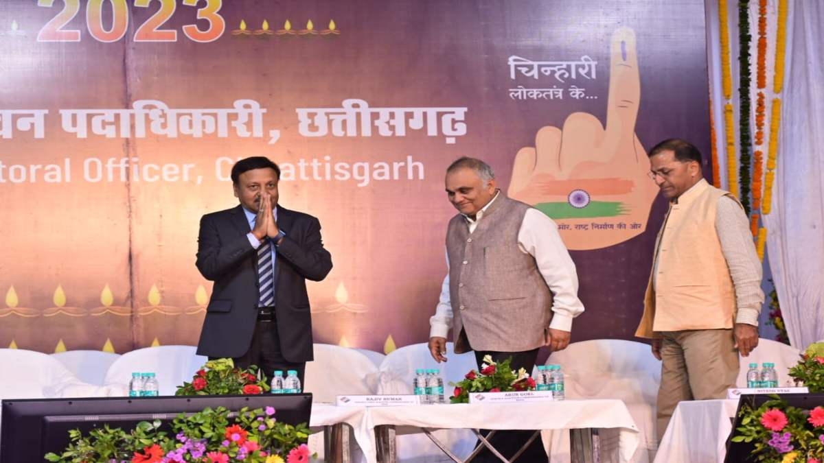 आओ एक दीप जलाएं, मतदान की अलख जगाएं: मुख्य निर्वाचन आयुक्त ने दीप दान कर लोगों को मतदान के लिए किया प्रेरित