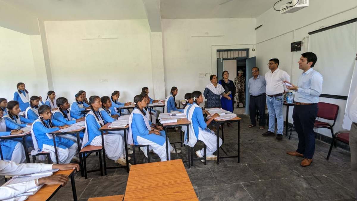 151 हाई स्कूल-हायर सेकेंडरी का निरीक्षण: नोडल अधिकारियों ने स्कूलों का लिया जायजा, बेहतर पढ़ाई के लिए बच्चों को किया गया प्रेरित