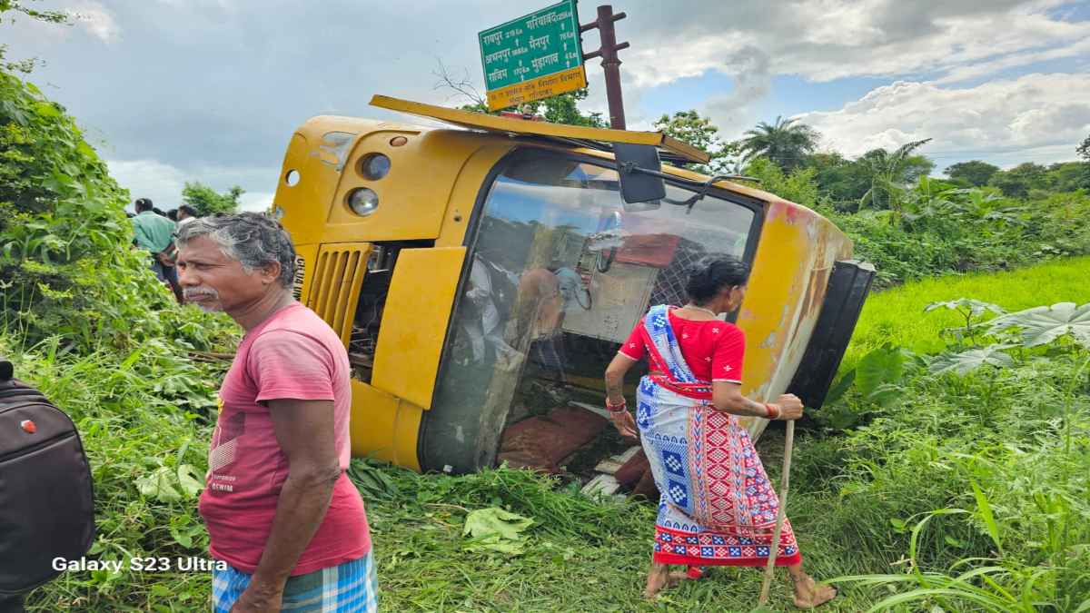 मौत के मुंह में स्कूली बच्चे: BHN स्कूल के छात्रों से भरी बस पलटी, मची चीख-पुकार, प्रबंधन की लापरवाही से नहीं हुआ मेंटनेंस, अभिभावकों में आक्रोश