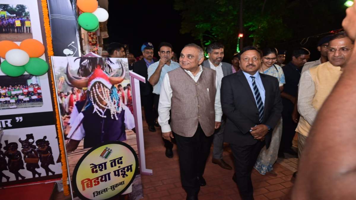 मतदाता महोत्सव प्रदर्शनी: मुख्य निर्वाचन आयुक्त राजीव कुमार ने किया चिन्हारी लोकतंत्र का शुभारंभ, 1967 में हुए निर्वाचन की दिखी तस्वीर