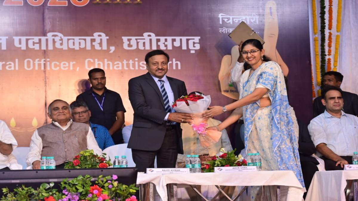 कठपुतली नृत्य बना आकर्षण का केंद्र: रोचक नृत्यों से मतदाताओं को दिया मतदान का संदेश, कठपुतली चुनई चिरई का नृत्य सबको भाया