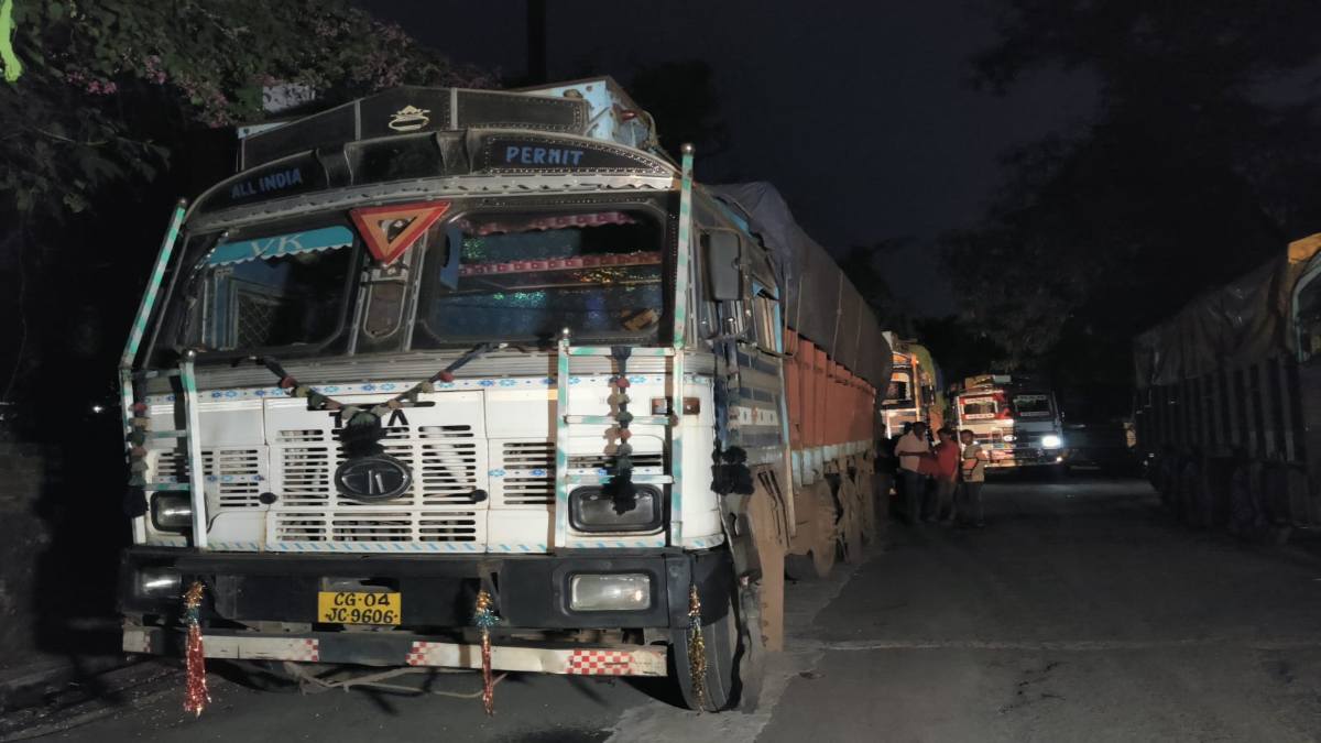 GST Raid Breaking: छत्तीसगढ़ के कई जिलों में स्टेट GST का छापा, बिना कागजात के ट्रांसपोर्टिंग, कई गाड़ियां जब्त