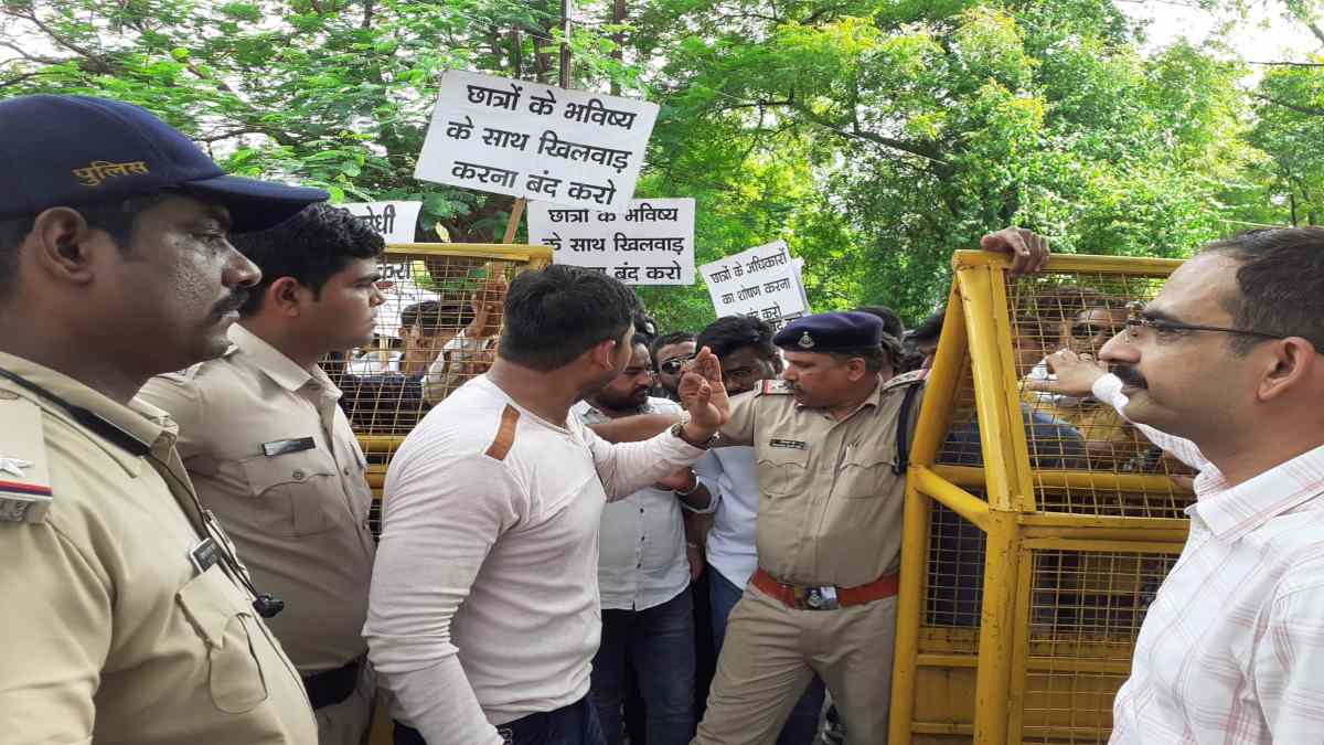 परीक्षा नियमों को लेकर प्रदर्शनः एलएलबी के विद्यार्थियों ने रानी दुर्गावती विश्वविद्यालय में की नारेबाजी, भविष्य के साथ खिलवाड़ करने का लगाया आरोप