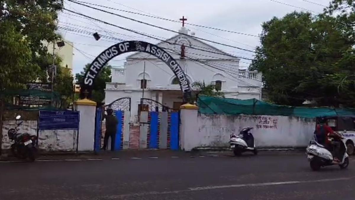 Bhopal के सेंट फ्रांसिस स्‍कूल में बाल आयोग की दबिश: कमरे में मिला मास, 15 कमरों का पर्सनल इस्तेमाल, फादर ने नहीं करने दी जांच, सख्त कार्रवाई के निर्देश