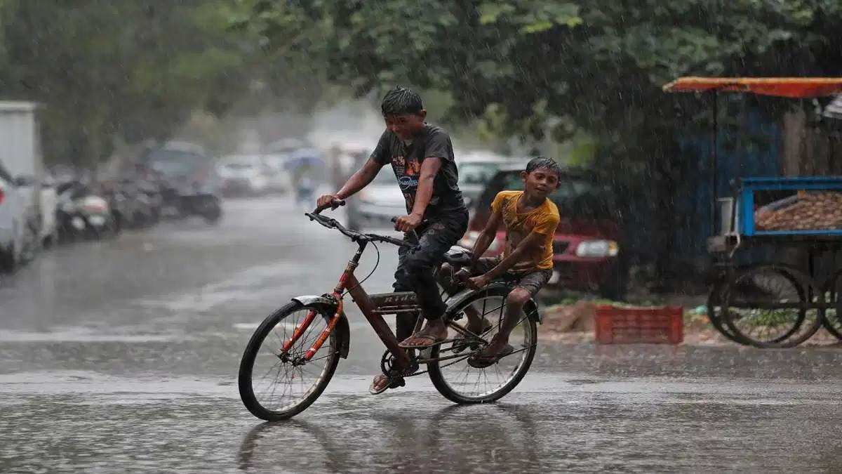 MP Weather: मध्य प्रदेश में मानसून मेहरबान, राजधानी में कल रात से लगातार हो रही बारिश, बड़े तालाब का बढ़ा जलस्तर, इन जिलों में मौसम विभाग ने जारी किया अलर्ट