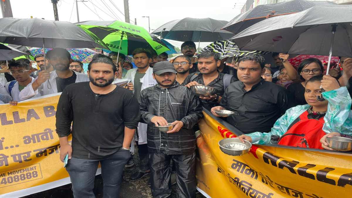 सब इंजीनियर और MBBS छात्रों ने भीख मांगकर किया प्रदर्शन: युवाओं ने कहा- मांगें पूरी नहीं हुई तो विधानसभा चुनाव में बीजेपी का करेंगे विरोध