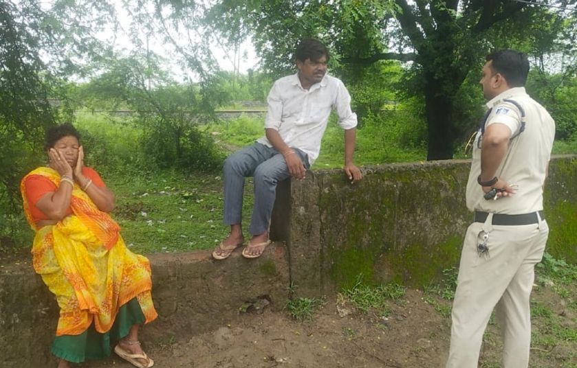 पति पत्नी जा रहे थे आत्महत्या करनेः पटरी पर पहुंचने के पहले लोगों ने रोका और किया पुलिस के हवाले, ये है वजह