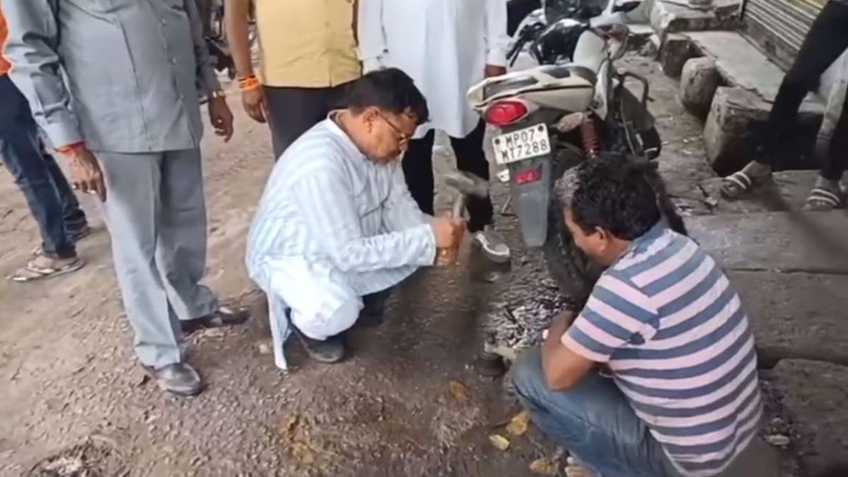 ‘मंत्री जी बने मिस्त्री’: अचानक सड़क किनारे मैकेनिक के साथ गाड़ी ठीक करने लगे प्रद्युम्न सिंह तोमर, VIDEO वायरल