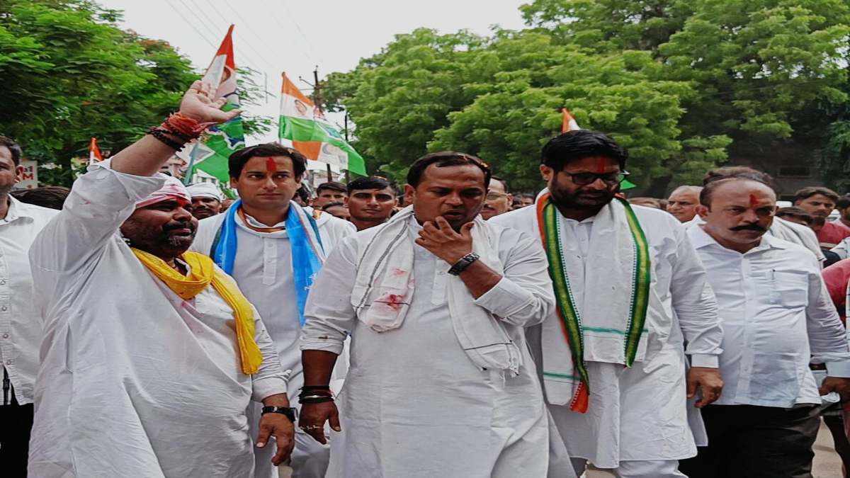 तहसील में कांग्रेस का हल्ला बोलः पूर्व मंत्री जयवर्धन और विधायक दीक्षित ने सरकार पर साधा निशाना, बोले-किसानों की आय नहीं, लागत दोगुनी हो गई