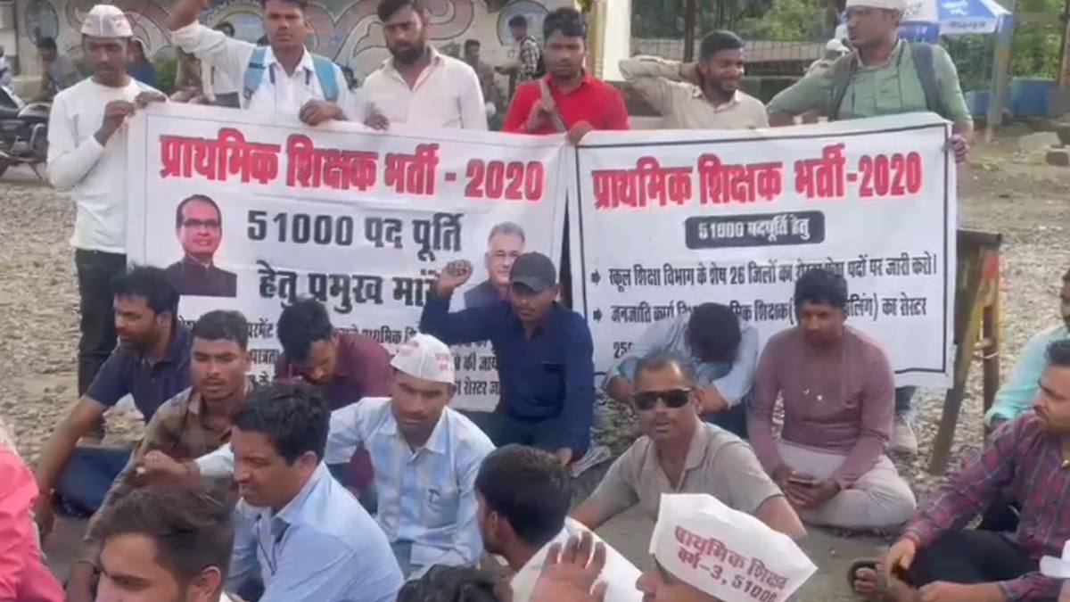 MP: चयनित शिक्षकों ने मुंडन कराने के बाद जूता पॉलिश कर किया प्रदर्शन, 2 महीने से जारी है हड़ताल