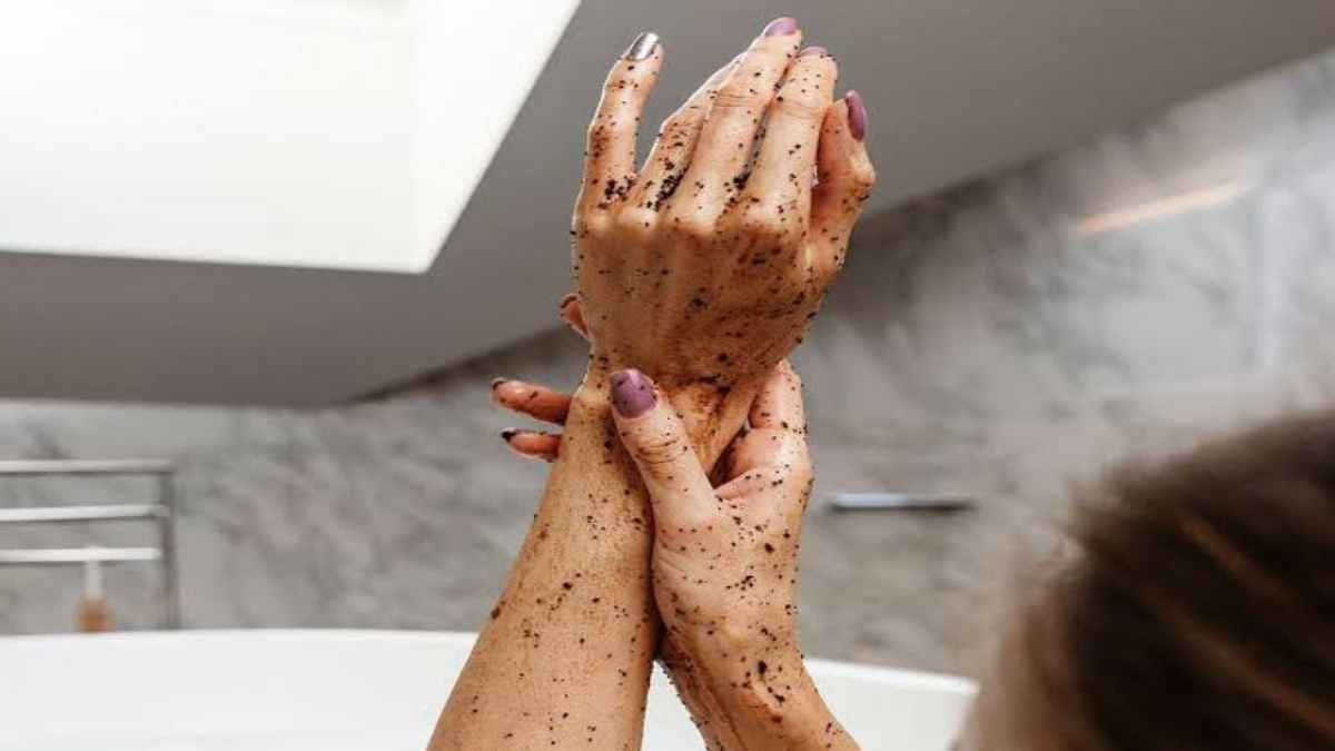 Hand care tips – चेहरे के साथ हाथों की देखभाल भी है बहुत जरूरी, यहां देखें घर पर हैंड स्क्रब बनाने का तरीका