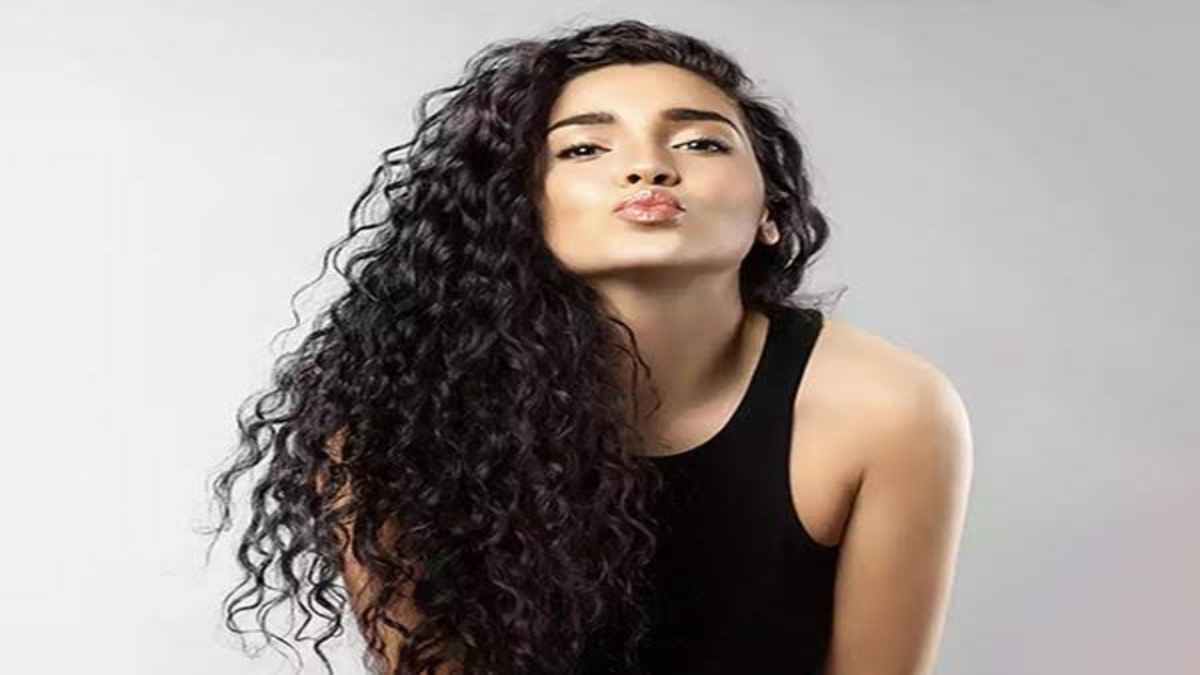Hair care tips – घुंघराले बालों की देखभाल के लिए जरूरी है ऑयलिंग, ये सभी तेल है बहुत फायदेमंद