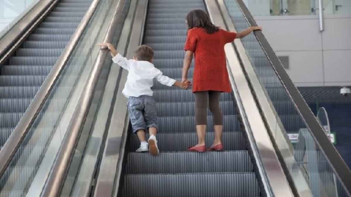 बच्चो के साथ एक्सकलेटर में जाते समय जरूर ध्यान रखें ये सभी बातें, ताकि न हो किसी तरह के हादसे का शिकार …