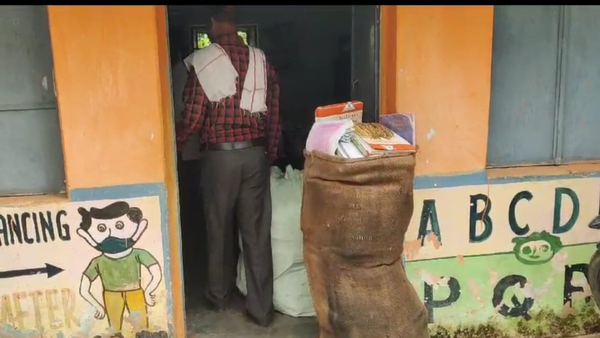 शिक्षक की करतूतः विद्यार्थियों के लिए भेजी सरकारी किताबें कबाड़ी को बेची, BEO बोले- की जाएगी कार्रवाई