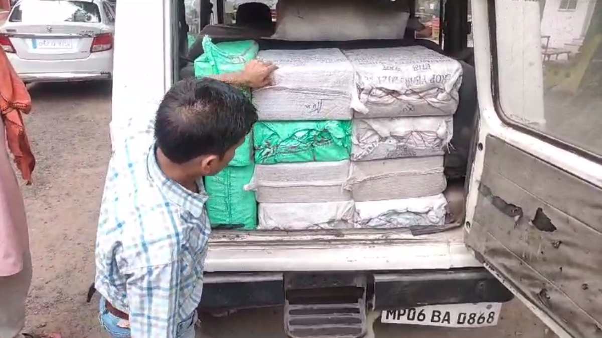 Morena News: क्राइम ब्रांच की टीम ने मिलावटी मिल्क केक से भरी गाड़ी पकड़ी, कार्रवाई कर सैंपल जांच के लिए भेजा