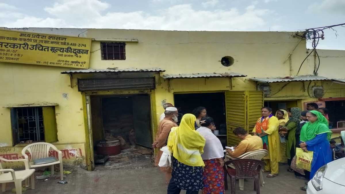 सरकारी राशन दुकान संचालक की मनमानीः 1 रुपए नमक के बदले वसूले 5 रुपए, दुकान का लाइसेंस निरस्त