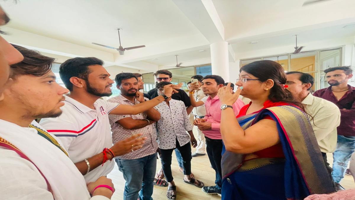 MP के इस स्कूल में तिलक लगाने पर विवाद: छात्रों के माथे से तिलक मिटाने और मारपीट करने का आरोप, ABVP ने किया प्रदर्शन, प्रिंसिपल को हटाने की मांग