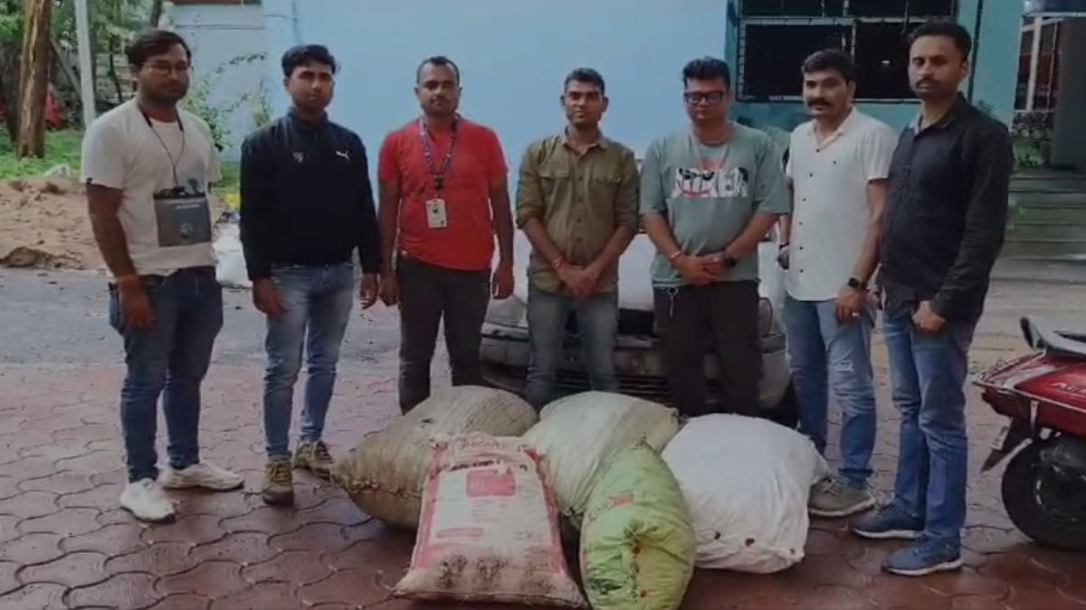 तस्करों पर पुलिस की बड़ी कार्रवाई: 100 किलो गांजे के साथ दो आरोपी गिरफ्तार, 15 लाख का गांजा और कार जब्त