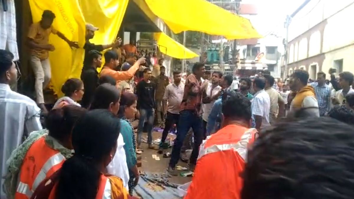 इंदौर में अतिक्रमण हटाने को लेकर निगम कर्मचारियों और व्यापारियों के बीच हुई हाथापाई, वीडियो वायरल