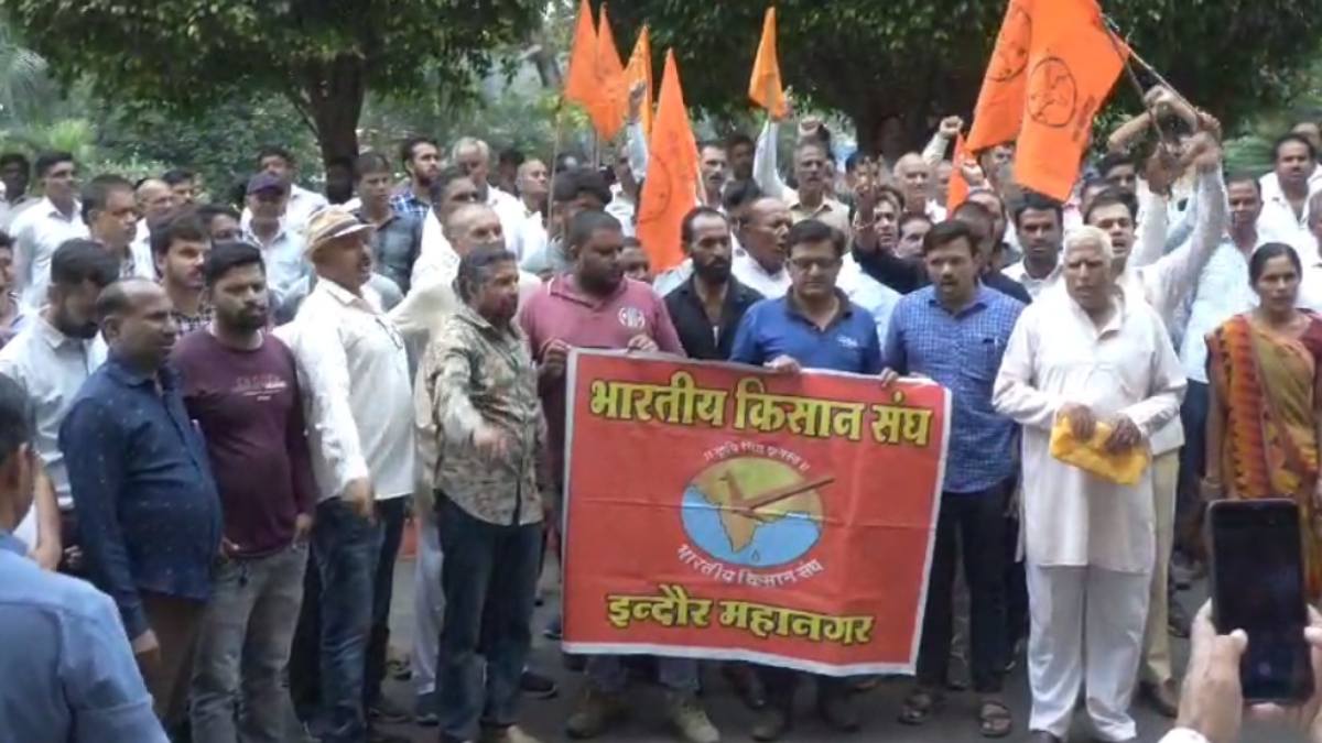 प्याज एक्सपोर्ट ड्यूटी बढ़ाए जाने पर MP में किसान और कांग्रेस कार्यकर्ताओं ने किया प्रदर्शन, केंद्र सरकार का जलाया पुतला