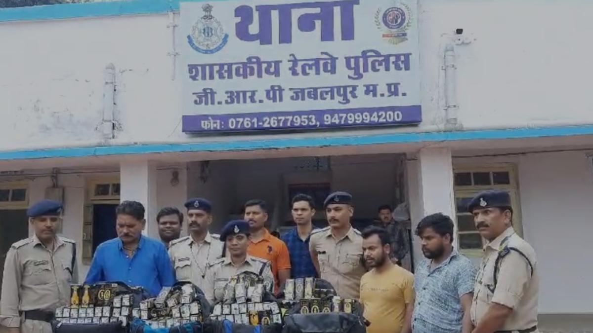 रेलवे कर्मचारी निकले शराब तस्कर! GRP ने भारी मात्रा में शराब के साथ 2 आरोपी किए गिरफ्तार, बेंगलुरु से बिहार ले जाई जा रही थी शराब