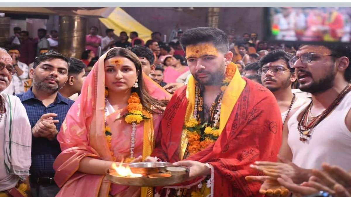 सांसद राघव चड्ढा और परिणीति पहुंचे उज्जैन, किए महाकाल के दर्शन …
