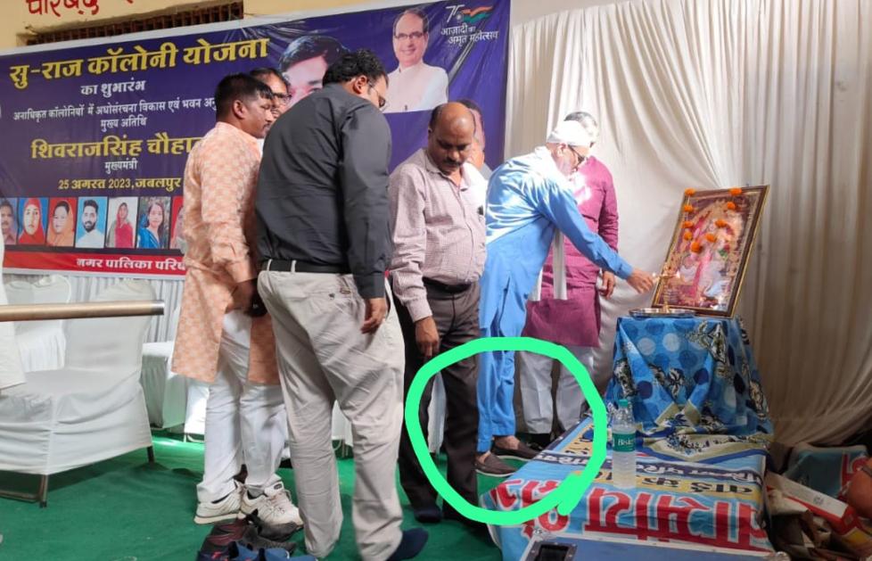 जूते पहनकर दीप प्रज्वलन पर बवालः अखंड हिंदू सेना ने कार्रवाई के लिए एसडीएम को सौंपा ज्ञापन