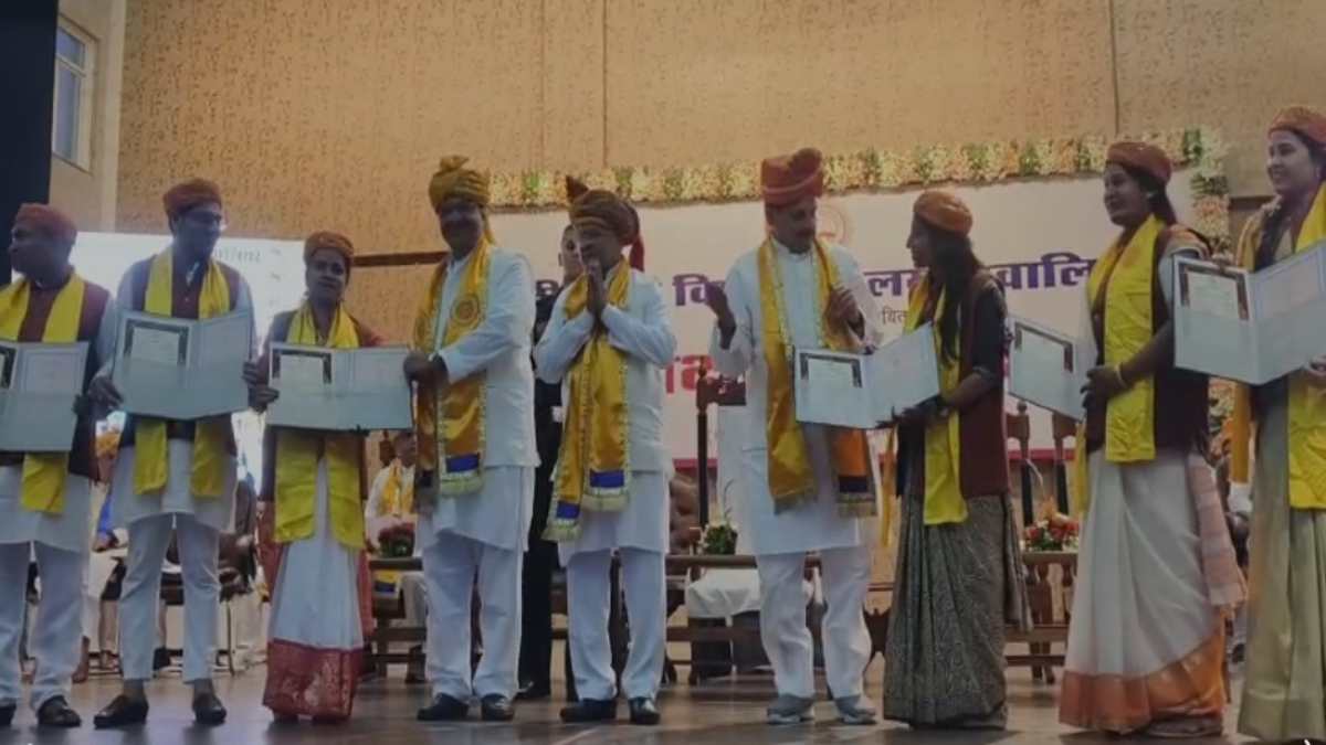 जीवाजी विश्वविद्यालय का दीक्षांत समारोह: राज्यपाल ने 56 स्टूडेंट्स को दी PHD की उपाधि, 61 साल के बुजुर्ग को  ज्योतिष विज्ञान में और एक छात्रा को मिले 4 गोल्ड मेडल