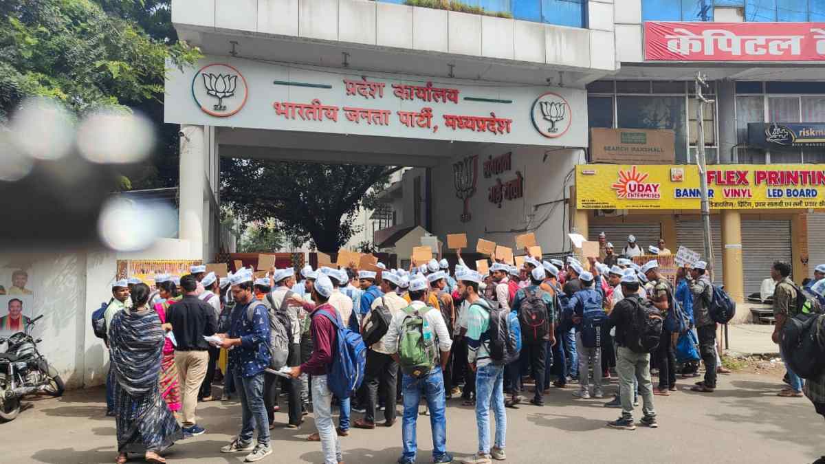 बीजेपी प्रदेश कार्यालय के सामने धरना देना पड़ा महंगा: एक दर्जन से अधिक चयनित शिक्षकों पर मामला दर्ज