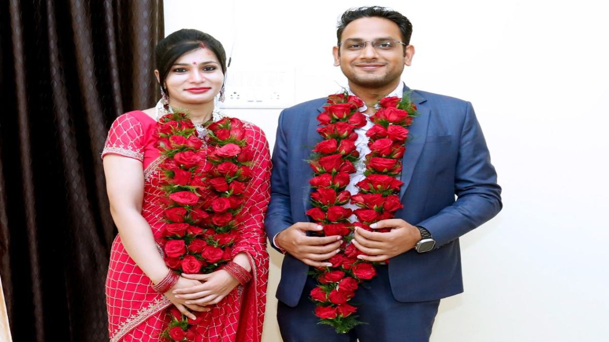 CG के IAS ने की IPS से शादी: सहायक कलेक्टर Yuvraj Marmat ने आईपीएस P. Monika से की कोर्ट मैरिज, कलेक्टर तारन सिन्हा और जिला पंचायत CEO ने दी शुभकामनाएं