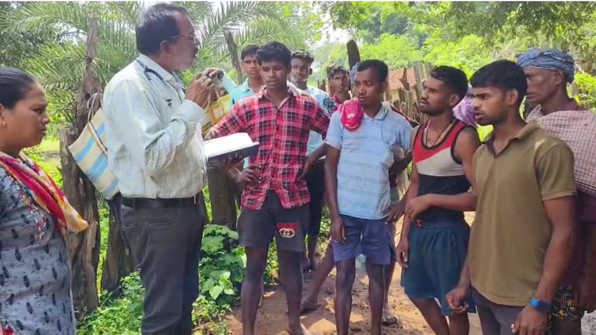CG में दस्त से 3 मौत से हड़कंप: उल्टी दस्त ने छीनी ग्रामीणों की सांसें, दलबल के साथ गांव पहुंचा स्वास्थ्य अमला, डॉक्टर्स की टीम ने की लोगों की जांच