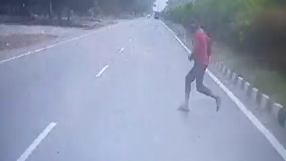 पहले चाकू से युवक ने काटा गला, फिर टूरिस्ट बस के सामने कूदकर दी जान