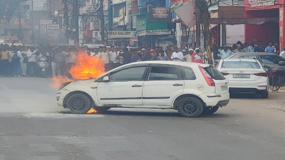 पेट्रोल पंप पर कार में लगी आग, तेल भराने के बाद कार से उठा धुंआ