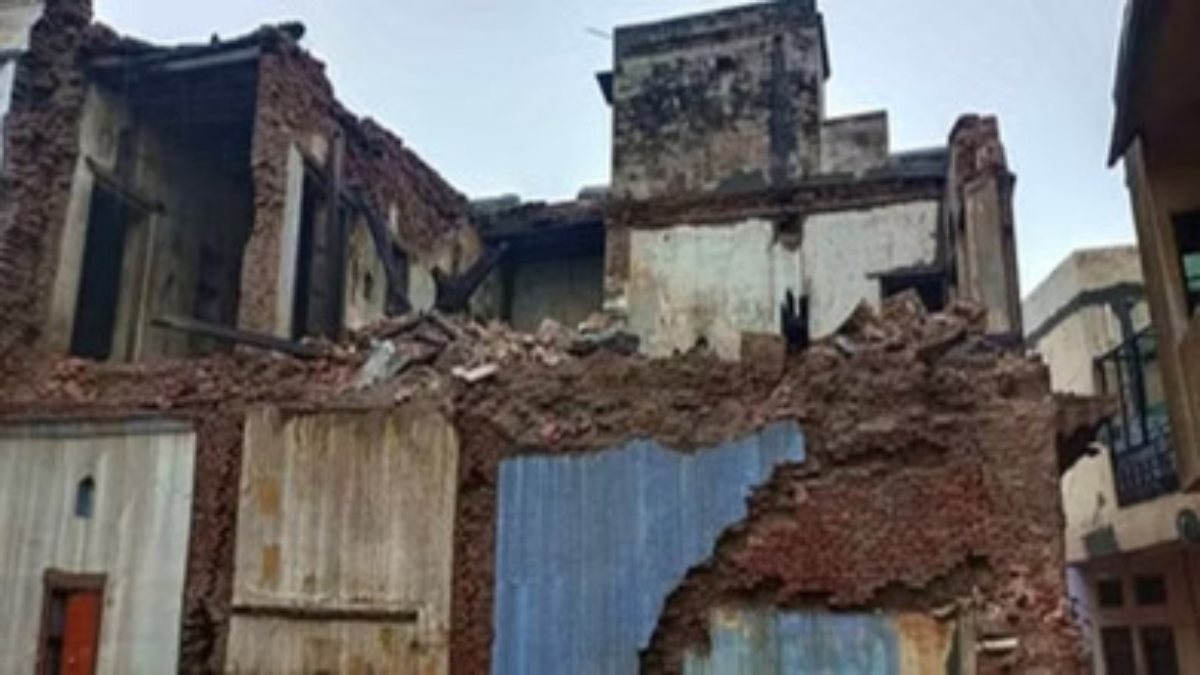 तेज बारिश में दो मकानों पर गिरी जर्जर हवेली, मलबे में दबने से 2 की मौत